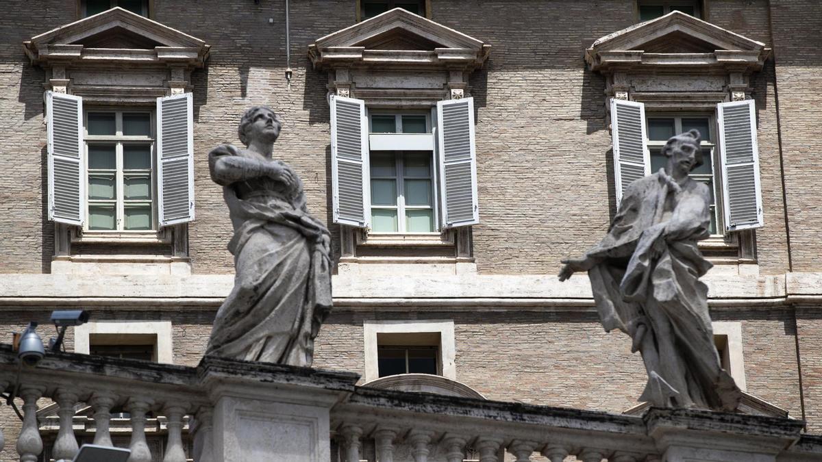 La ventana cerrada del Papa en el Palacio Apostólico, Ciudad del Vaticano, durante el Ángelus que el Pontífice celebró en privado en el policlínico Gemelli.