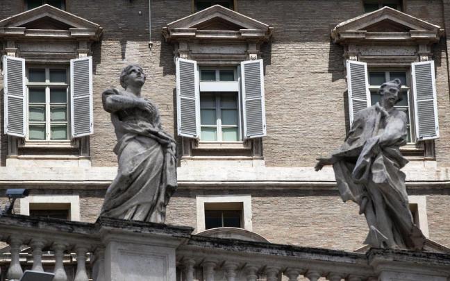 La ventana cerrada del Papa en el Palacio Apostólico, Ciudad del Vaticano, durante el Ángelus que el Pontífice celebró en privado en el policlínico Gemelli.