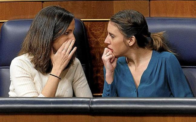 Ione Belarra e Irene Montero mantienen una conversación en una reciente sesión en el Congreso. | FOTO: E. PRESS Ione Belarra e Irene Montero mantienen una conversación en una reciente sesión en el Congreso. | FOTO: E. PRESS
