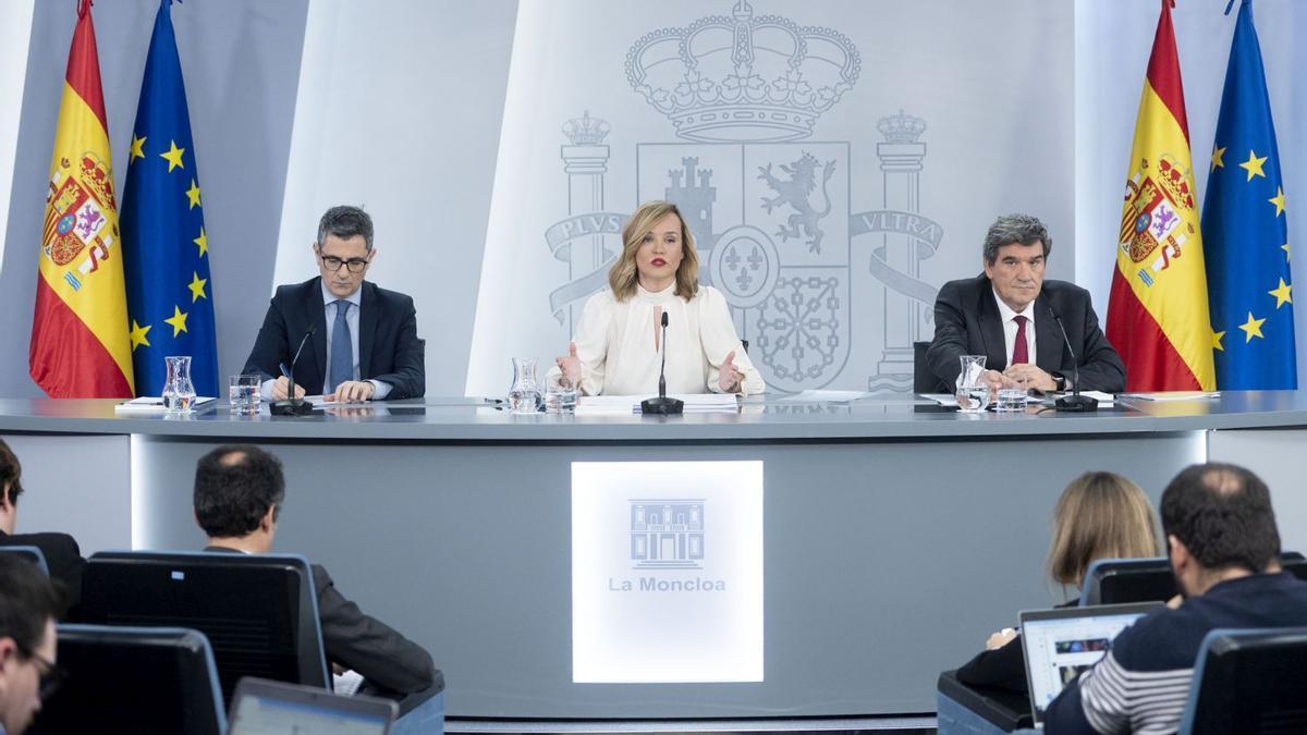 Los ministros Félix Bolaños, Pilar Alegría y José Luis Escrivá, ayer tras el Consejo de Ministros.
