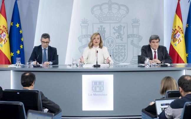 Los ministros Félix Bolaños, Pilar Alegría y José Luis Escrivá, ayer tras el Consejo de Ministros.