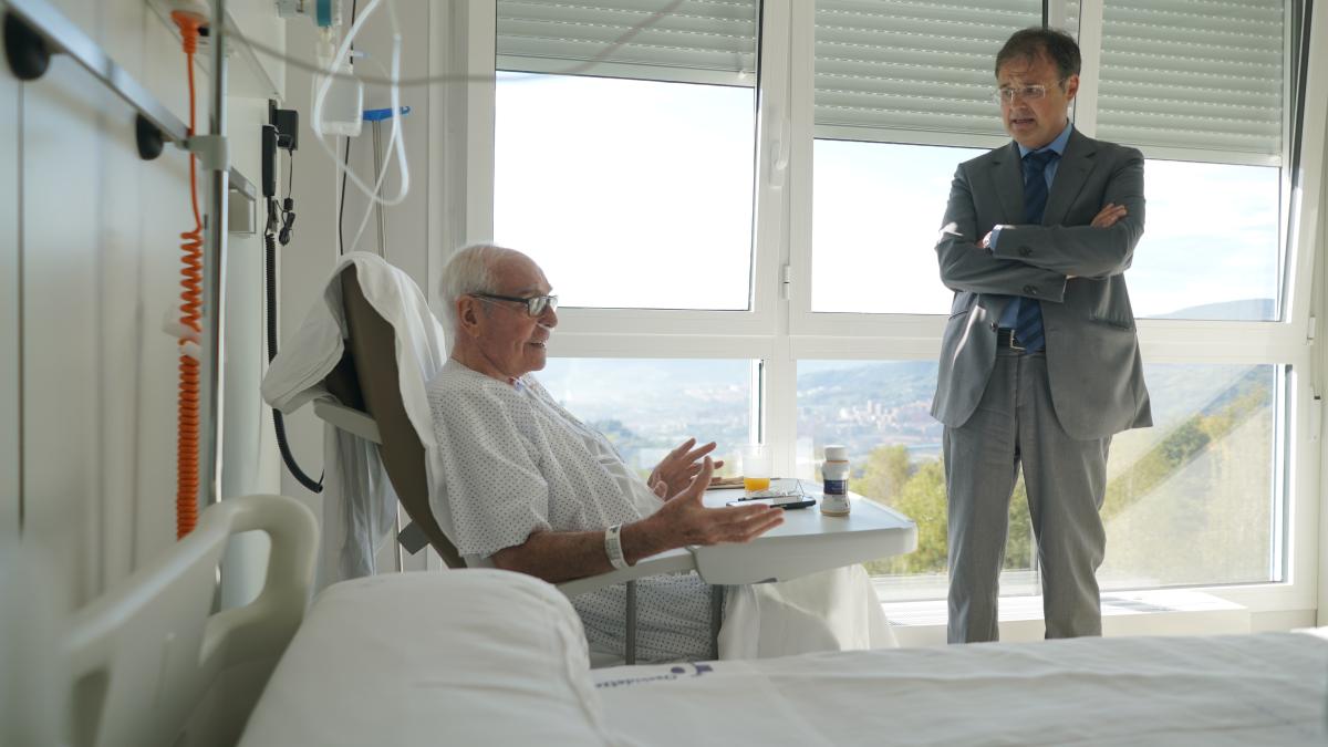 El consejero de Salud habla con Evaristo, uno de los pacientes de Santa Marina