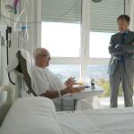 El consejero de Salud habla con Evaristo, uno de los pacientes de Santa Marina