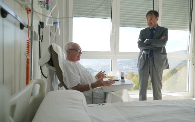 El consejero de Salud habla con Evaristo, uno de los pacientes de Santa Marina