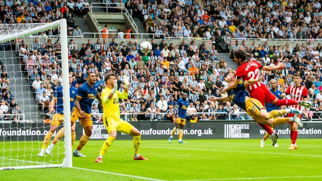 Raúl García marcó en esta jugada el último gol rojiblanco en Saint James´ Park. / ATHLETIC CLUB