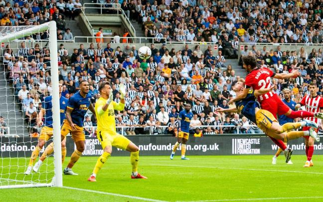 Raúl García marcó en esta jugada el último gol rojiblanco en Saint James´ Park. / ATHLETIC CLUB