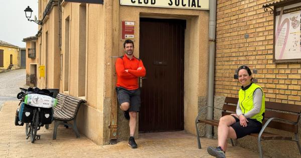 30 abril. Antillón, España. Comienza el viaje, sin saber qué les deparará la aventura.