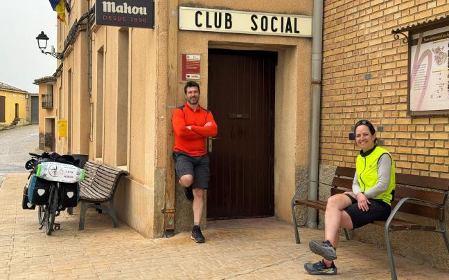 30 abril. Antillón, España. Comienza el viaje, sin saber qué les deparará la aventura.