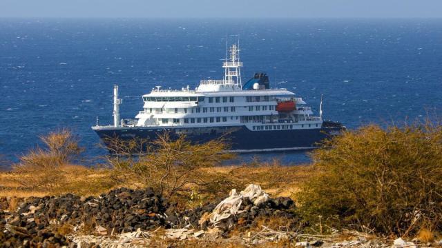 El crucero MV Hondius, frente a las costas de Praia.