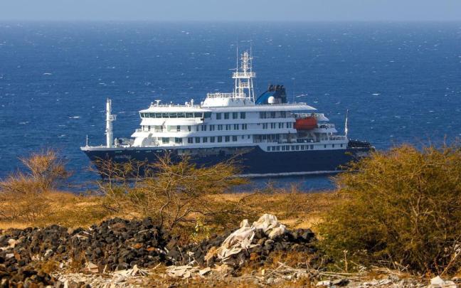 El crucero MV Hondius, frente a las costas de Praia.