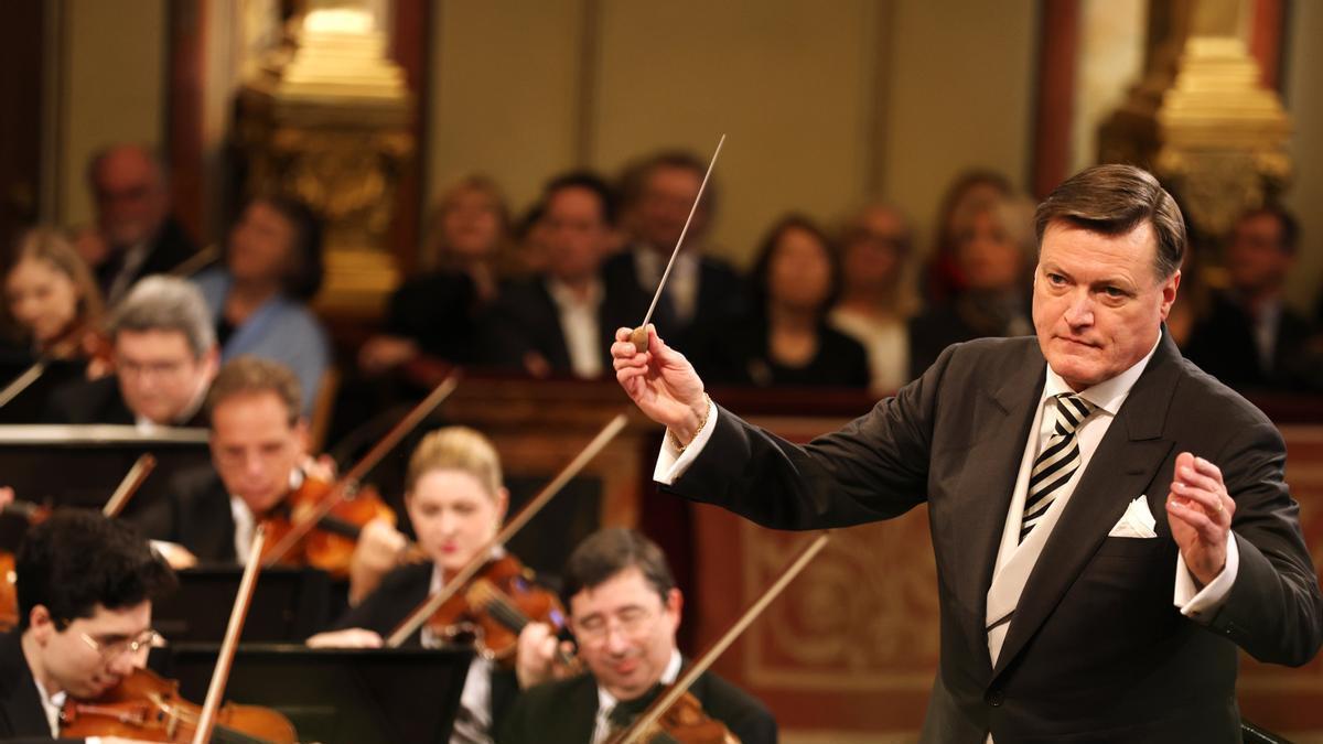 Christian Thielemann dirige a la Orquesta Filarmónica de Viena durante el concierto de ensayo que se ha celebrado este domingo.