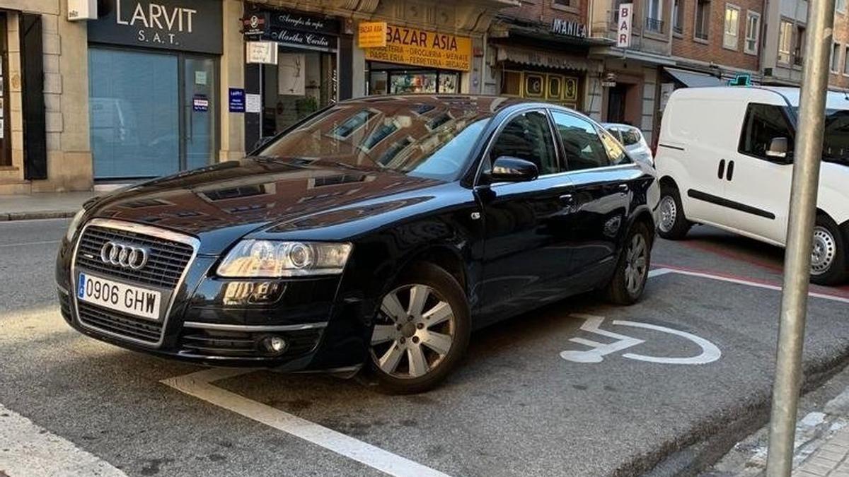 Un coche, aparcado de forma ilegal en una plaza destinada a personas con movilidad reducida.