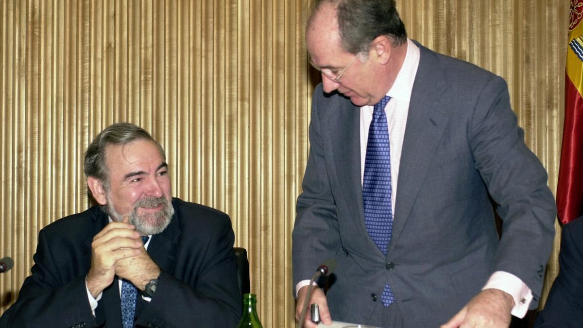 El diputado socialista y vicepresidente primero de la Comisión de Economía y Hacienda del Congreso de los Diputados, Juan Manuel Eguiagaray (izq), habla con el vicepresidente segundo y ministro de Economía, Rodrigo Rato.