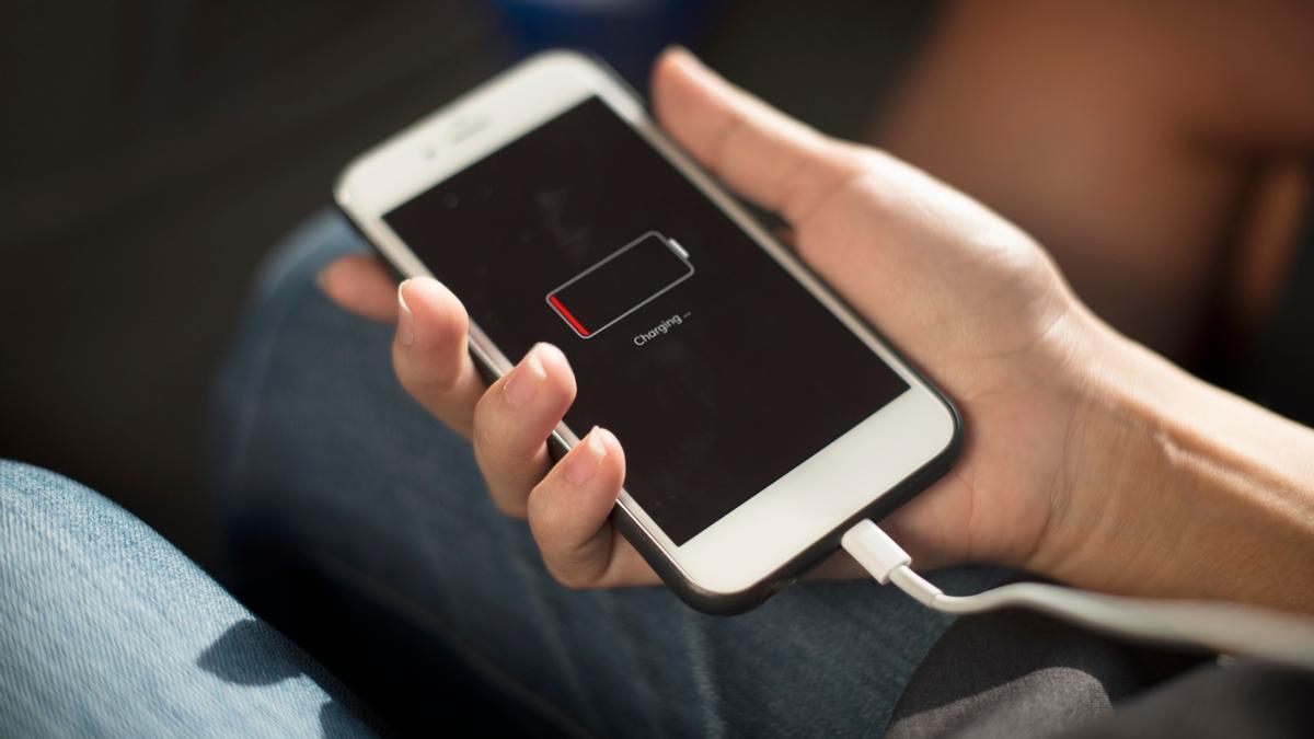 El conector del movil a cargador suele ser uno de los pintos que más suciedad acumula, lo que acaba dando problemas.