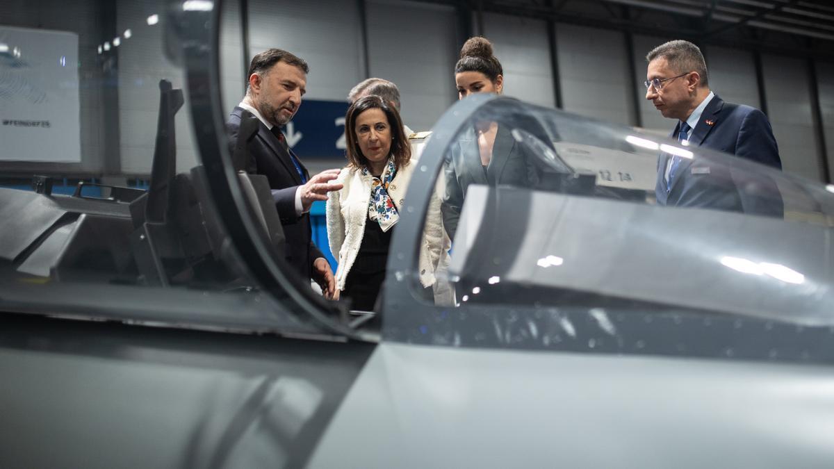 La ministra de Defensa, Margarita Robles, visita el avión de combate Hürjet desarrollado por Turkish Aerospace Industries (TAI), en la Feria Internacional de Defensa y Seguridad de España (FEINDEF), en IFEMA, a 13 de mayo de 2025, en Madrid