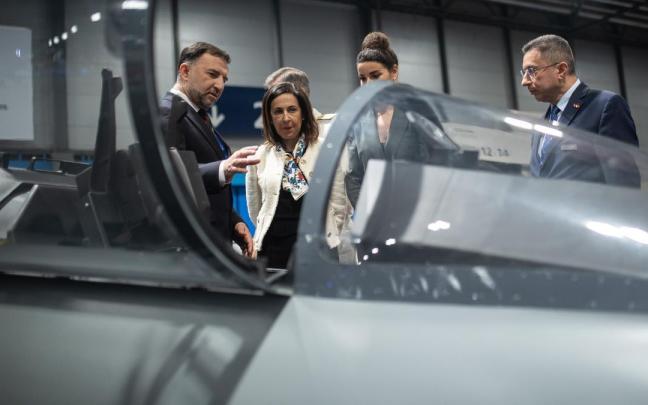 La ministra de Defensa, Margarita Robles, visita el avión de combate Hürjet desarrollado por Turkish Aerospace Industries (TAI), en la Feria Internacional de Defensa y Seguridad de España (FEINDEF), en IFEMA, a 13 de mayo de 2025, en Madrid
