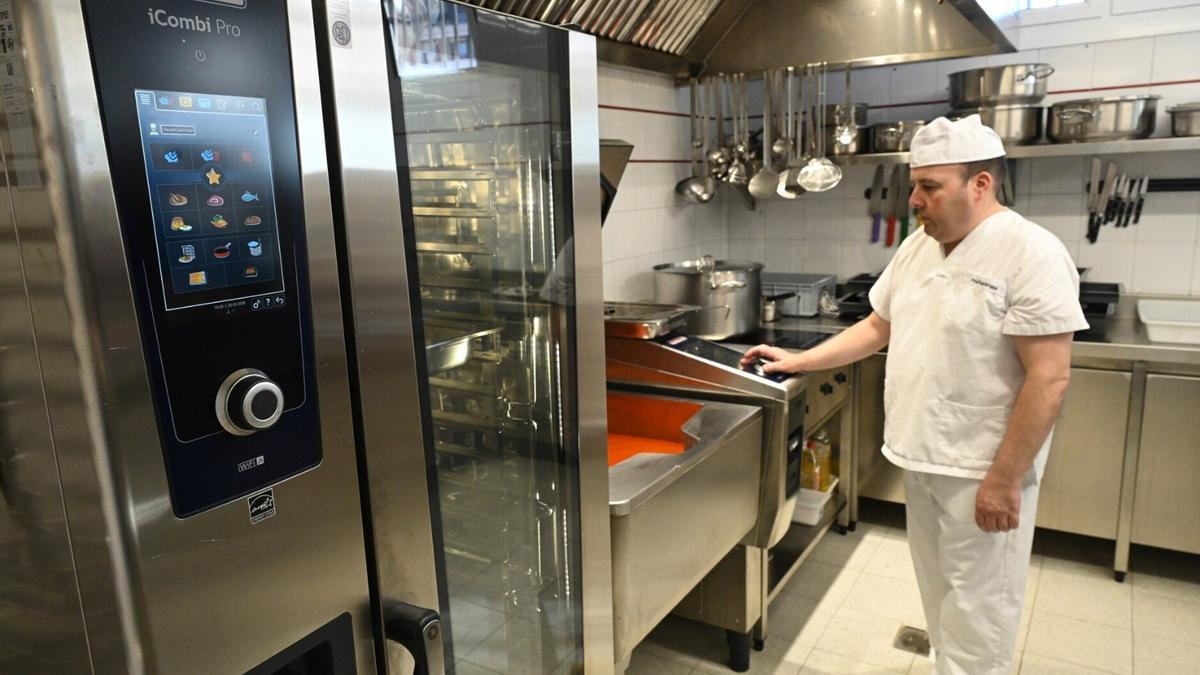La presentación ha sido en la cocina eléctrica vertical in situ del CEIP Txirdinaga