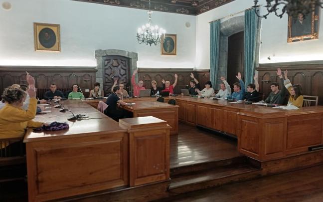 Momento de la votación del presupuesto con el apoyo de EH Bildu, Elkarrekin y PSE-EE.