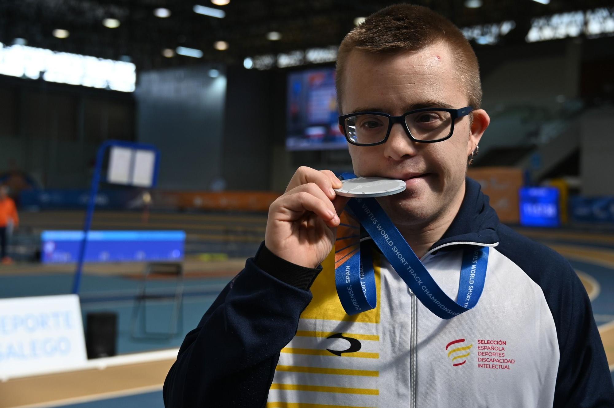 Mikel García 'mordiendo' con orgullo una de sus platas