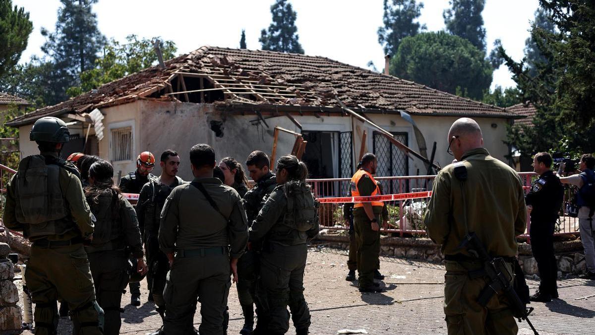 Soldados israelíes inspeccionan los destrozoes causados por un misil de Hizbulá en una casa en Safed, al norte de Israel.