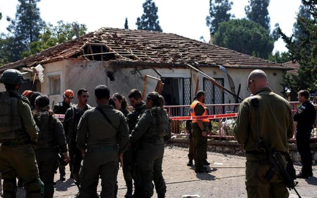 Soldados israelíes inspeccionan los destrozoes causados por un misil de Hizbulá en una casa en Safed, al norte de Israel.