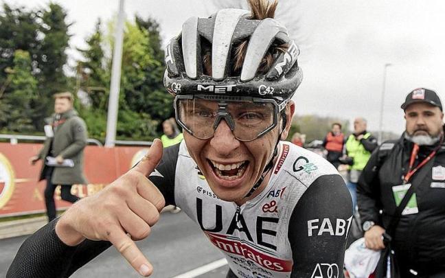 Tadej Pogacar bromea después de imponerse en la Amstel Gold Race con Joseba Elguezabal, su masajista, al fondo.