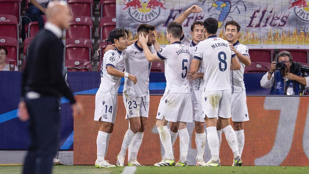 Los futbolistas de la Real festejan el 0-2 de Brais Méndez en Salzburgo. / EFE