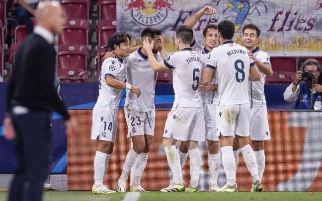 Los futbolistas de la Real festejan el 0-2 de Brais Méndez en Salzburgo. / EFE
