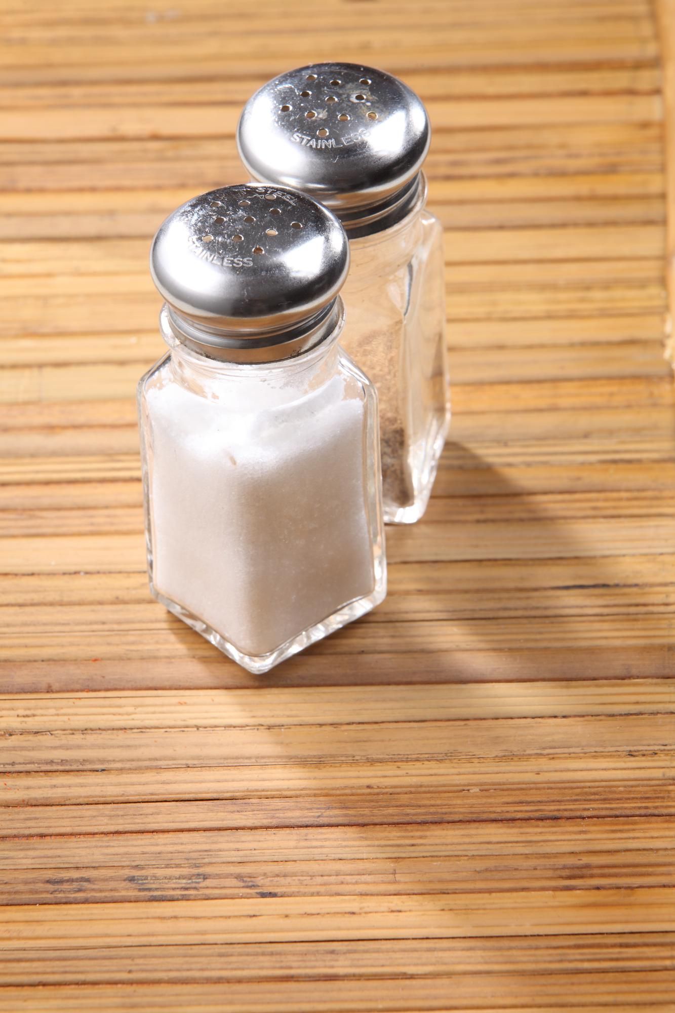 Típicos salero de cristal con tapa metálica con agujeritos.