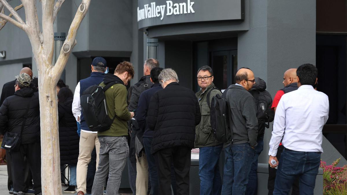 Un grupo de personas hace cola ante la sede de Silicon Valley Bank en Santa Clara, California.
