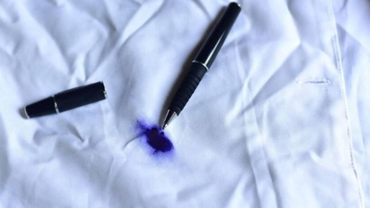 La tinta suele tener una base oleosa o alcohólica, lo que hace que la laca sea muy eficaz para descomponerla.