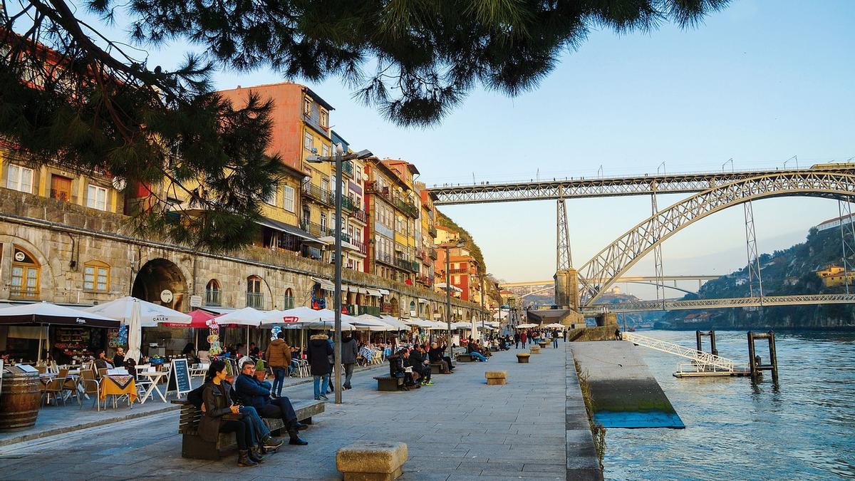 Vista de una de las calles de Oporto (Portugal)