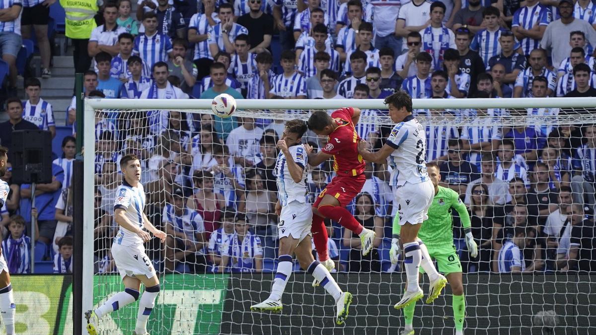 Imagen del partido entre la Real y el Getafe. / RUBEN PLAZA