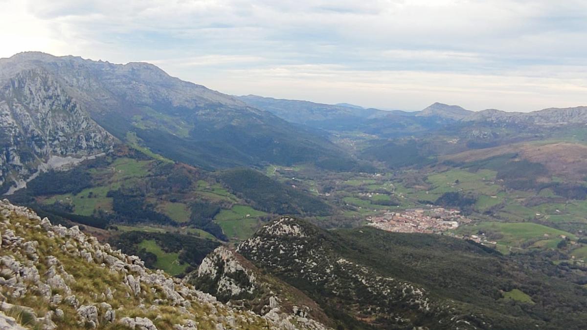 Vistas desde la cima con Ramales al fondo