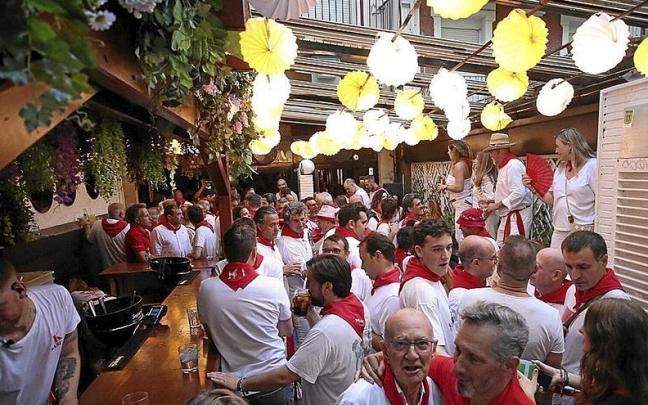 Ambiente de fiesta en un bar de Labrit Ambiente de fiesta en un bar de Labrit