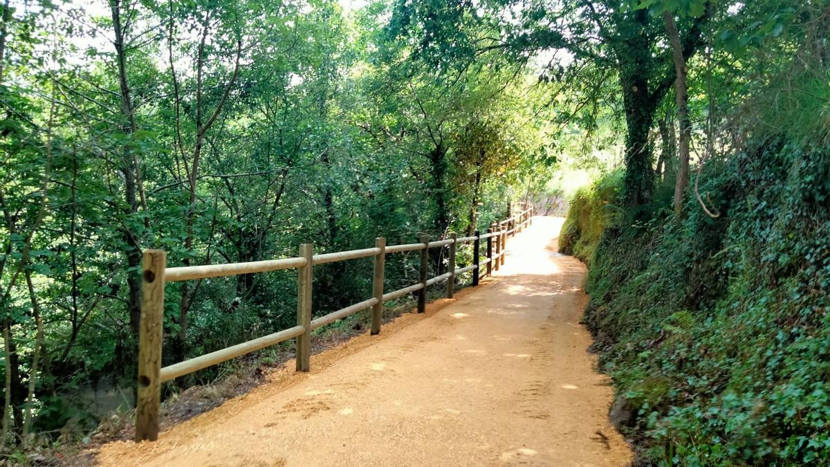 Se han colocado barandillas y se ha renovado el pavimento de las sendas.