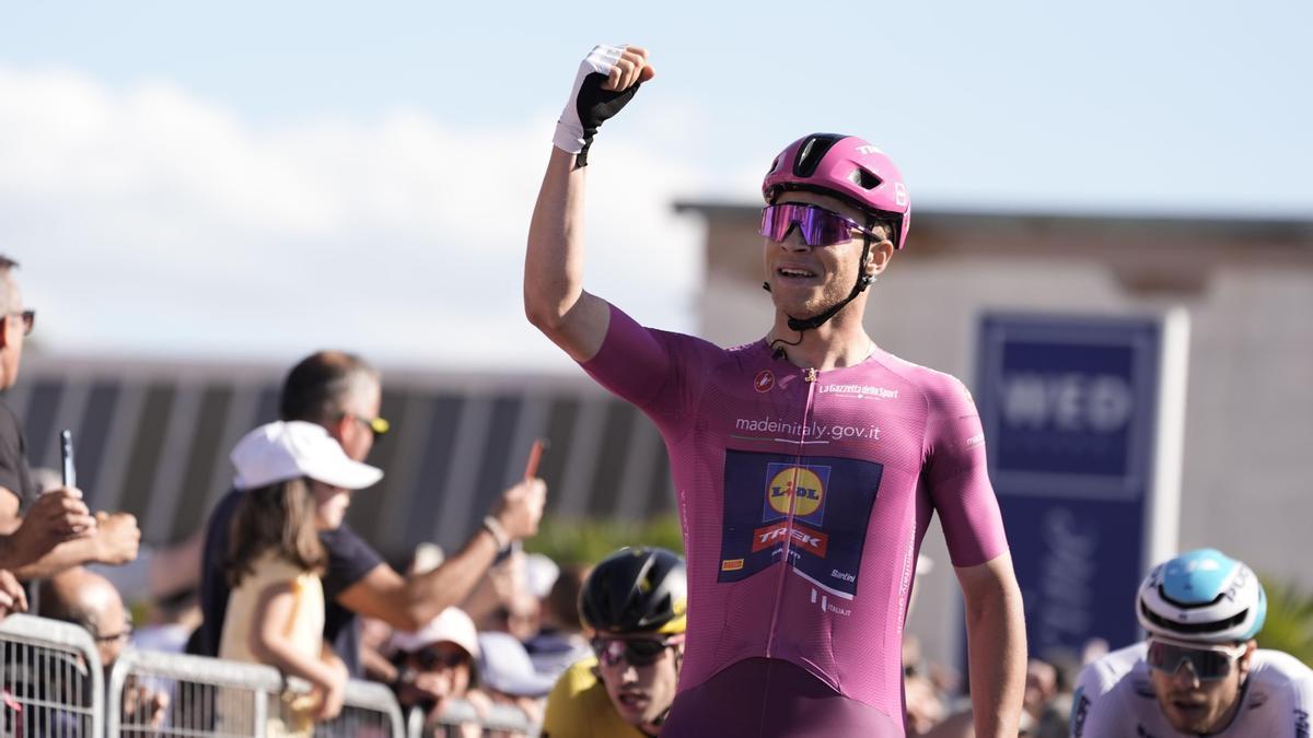 Jonathan Milan festeja su tercera victoria al esprint en el Giro.