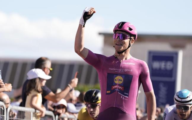 Jonathan Milan festeja su tercera victoria al esprint en el Giro.