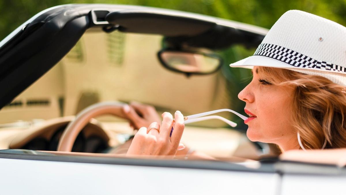 Mujer con gorro dentro del coche.