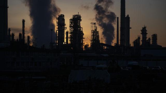 Imagen de archivo de una refinería.