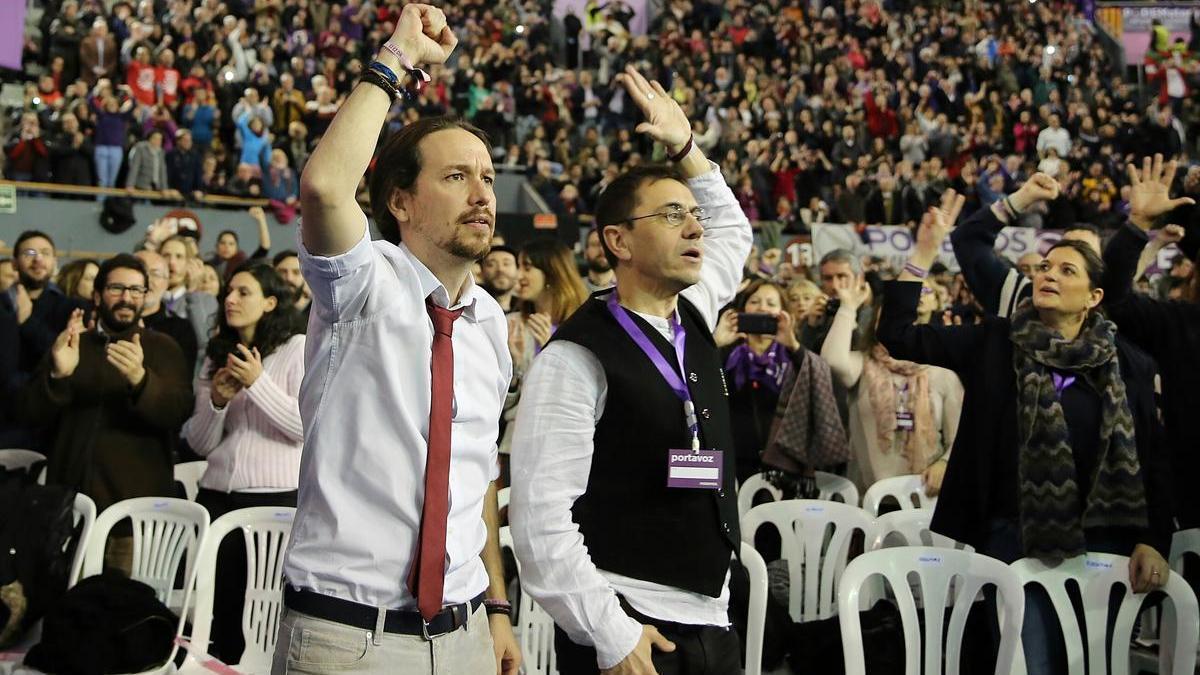 Pablo Iglesias y Juan Carlos Monedero, en un congreso de Podemos en Vistalegre.
