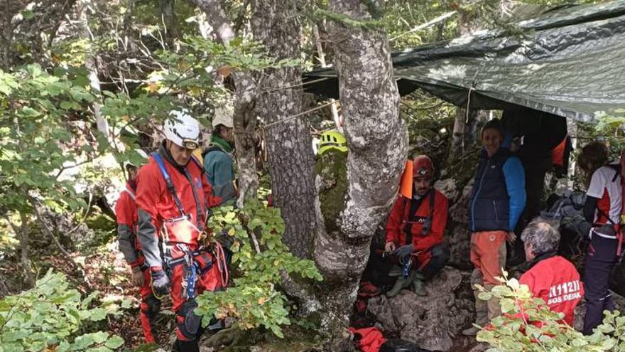 Alrededor de 60 especialistas, entre ellos recursos de la Asociación Euskal Espeleo Laguntza y de la Unidad de Vigilancia y Rescate de la Ertzaintza han participado en un simulacro de rescate en la sima del Bosquete (Larra-Belagua).