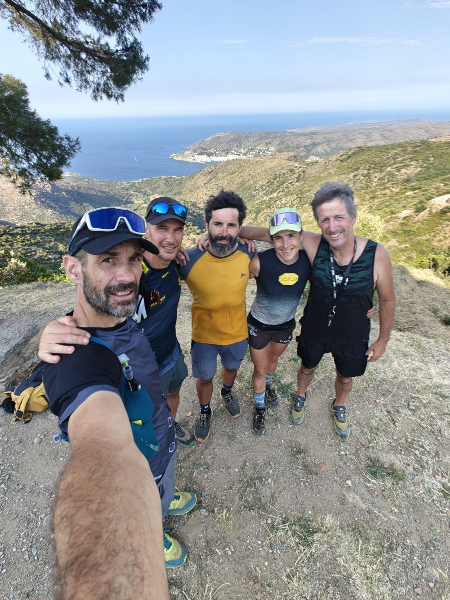 Aner Bueno posa con los miembros del equipo que le apoyó desde tierra en las estrategias de vuelo, las rutas a seguir y el aprovisionamiento.