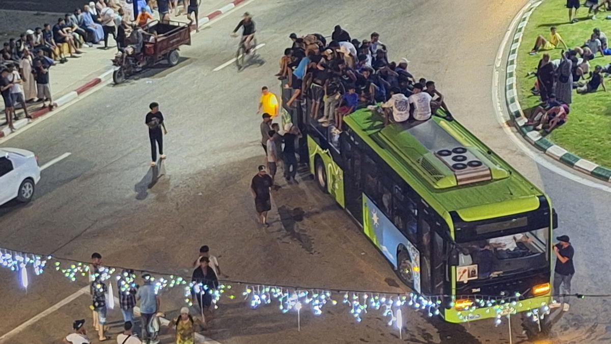 Varios migrantes en las calles Castillejos (Marruecos). Las Fuerzas de Seguridad estiman que unas 53.000 personas han regresado voluntariamente a Marruecos desde Ceuta.
