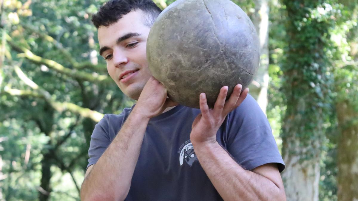 Un joven bolari preparado para lanzar la bola