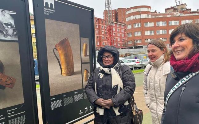 La concejala de Euskera de Basauri, viendo los paneles.