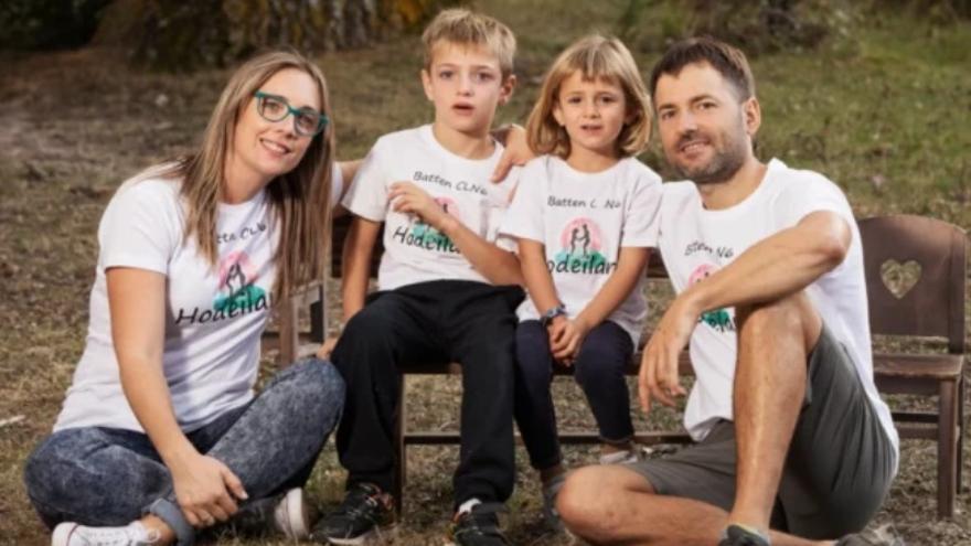 Los pequeños Hodei e Ilargi con sus padres