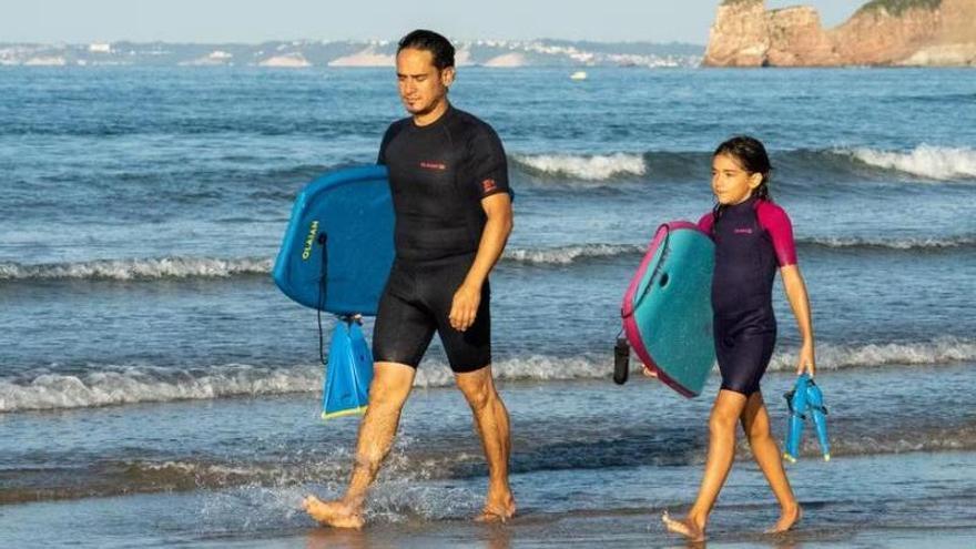 Vista de la tabla bodyboard 100 de color azul amarillo con leash muñeca de Olaian, a la venta en Decathlon