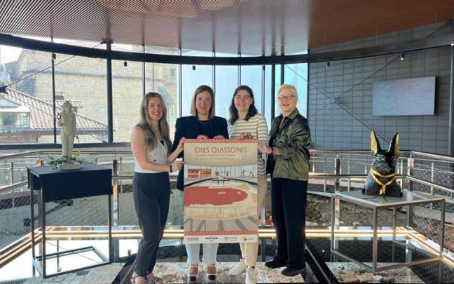 Miriam Merino, autora del cartel, Cristina Laborda, alcaldesa de Irun, Nuria Alzaga, delegada de Cultura, y Aizpea Goenaga, directora del museo Oiasso.