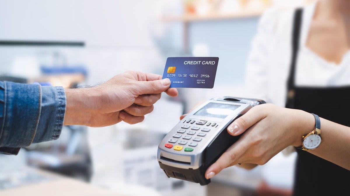 Un cliente pagando con tarjeta en un establecimiento